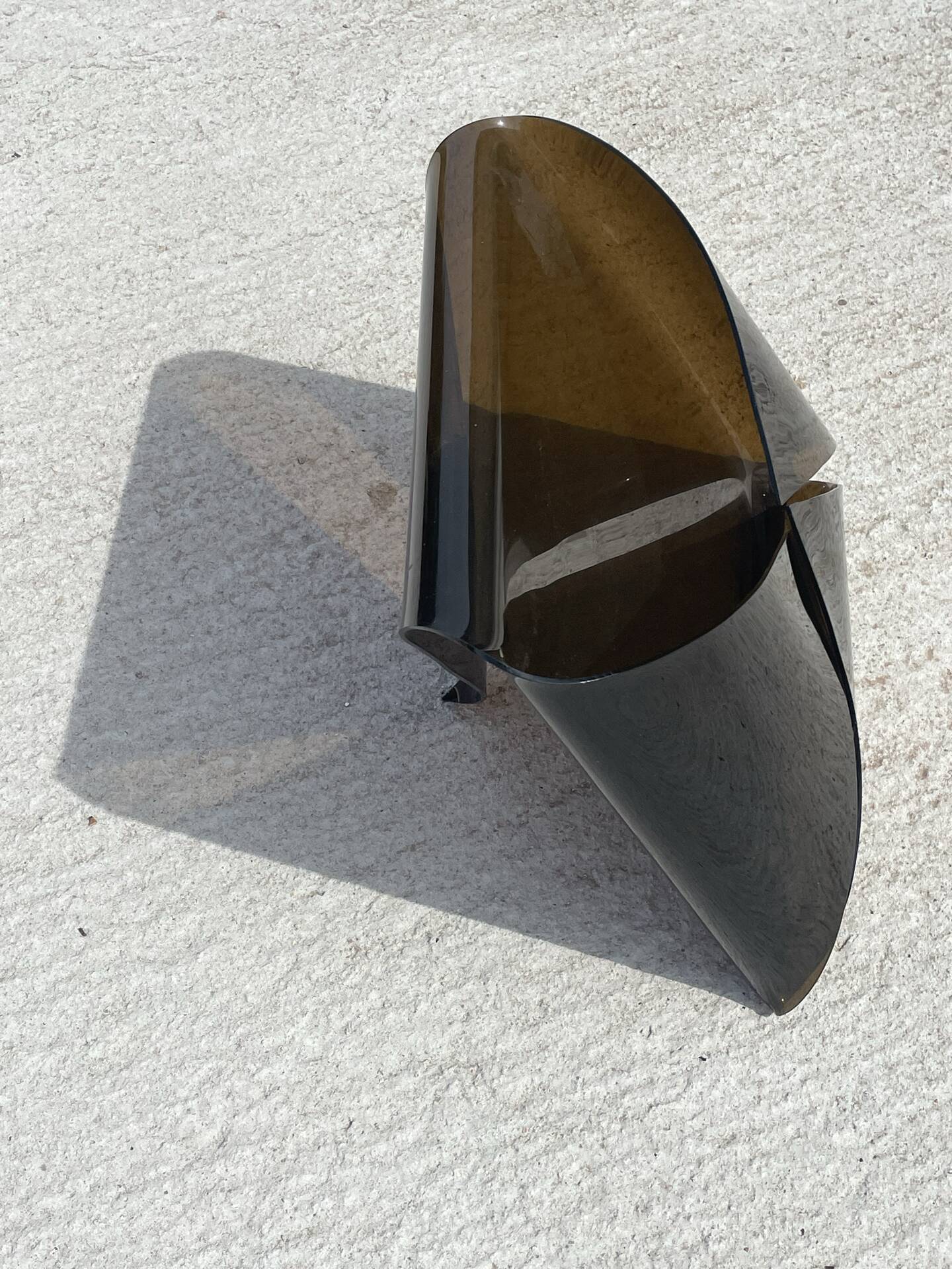 Porte-revues en plexiglas fumé des années 1970.