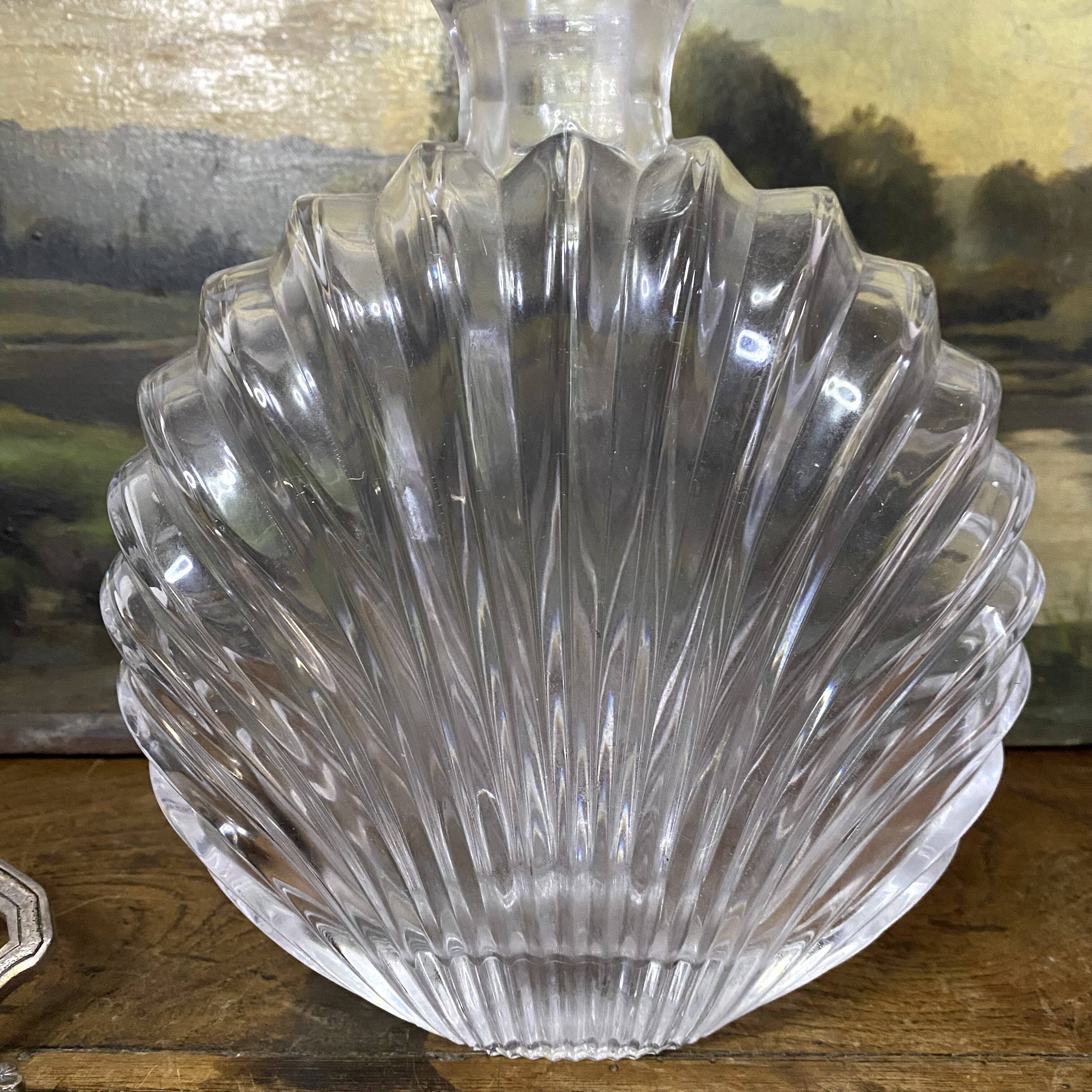 Shell-shaped carafe with a ball stopper