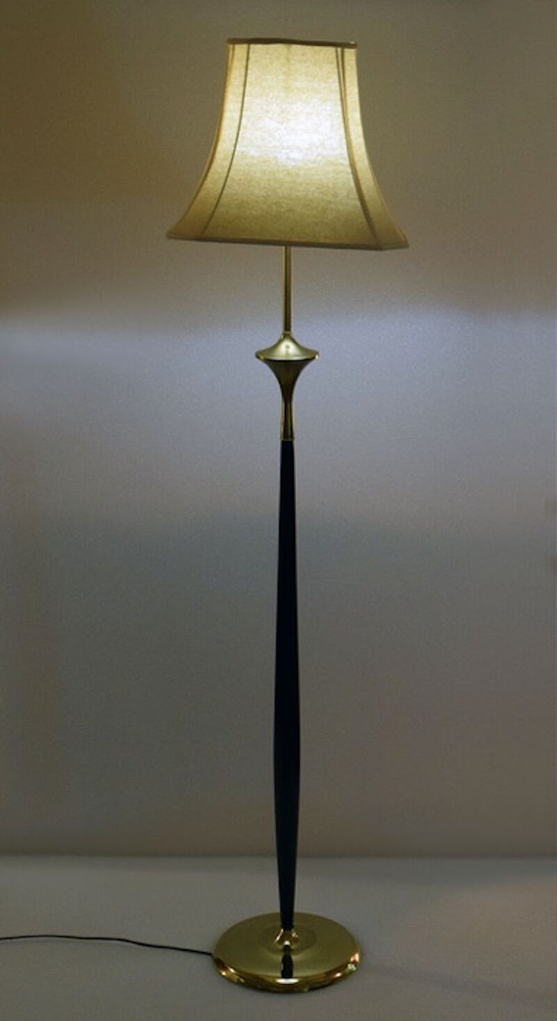 Lampadaire en acajou et laiton, années 1950