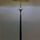 Lampadaire en acajou et laiton, années 1950