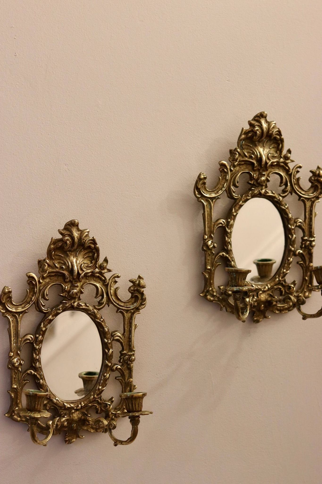 Paire de appliques murales en laiton antique avec miroir