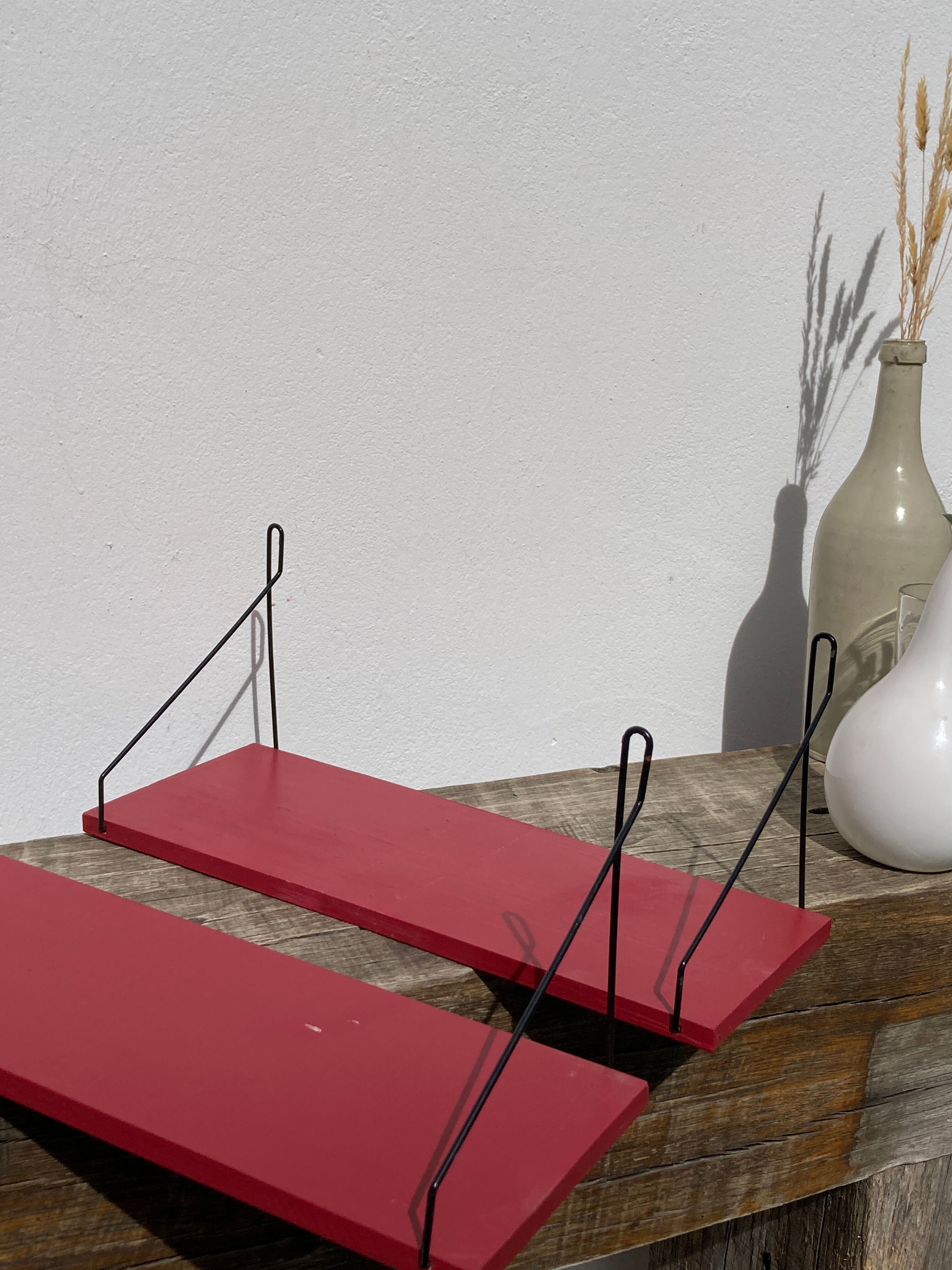 Duo of wall shelves in vintage red and black wood  1970.