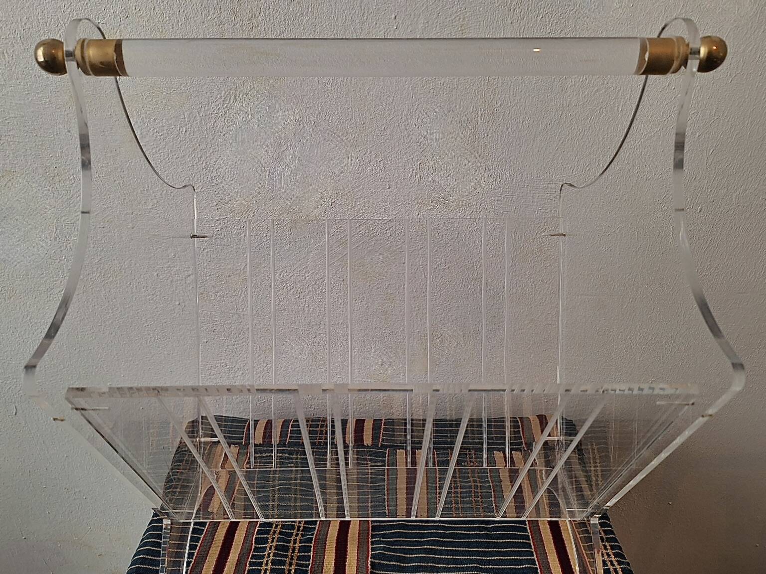 Mid century magazine rack in acrylic and brass, 1970s