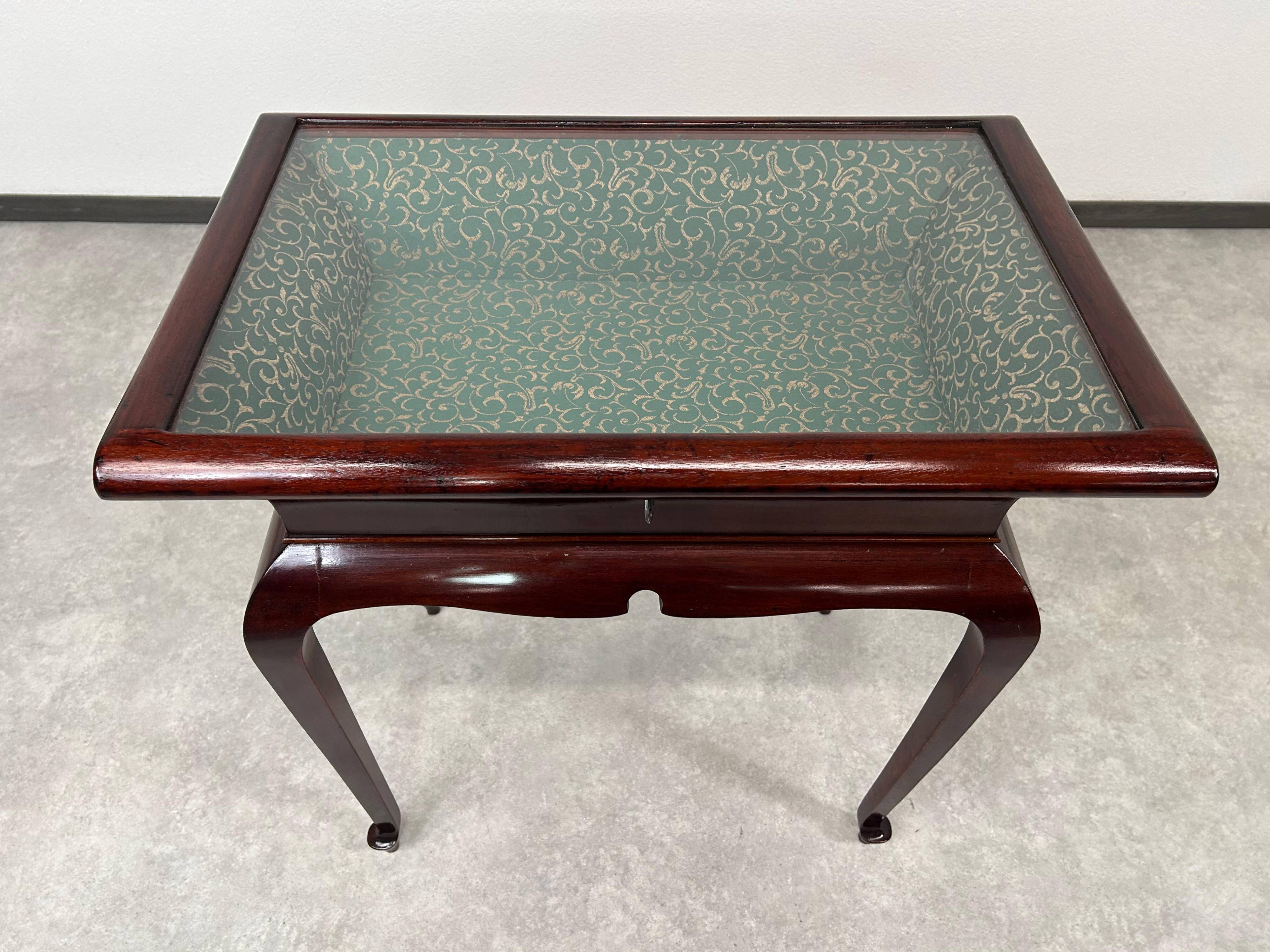 Art Deco display table in mahogany