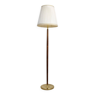 Mid-century floor lamp in brass and polished wood by Böhlmarks, Sweden, 1940s.