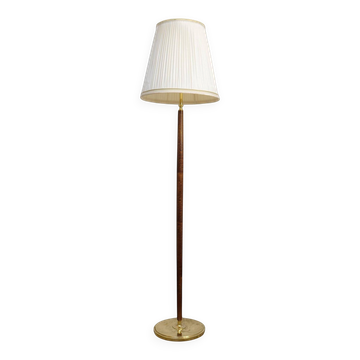 Mid-century floor lamp in brass and polished wood by Böhlmarks, Sweden, 1940s.
