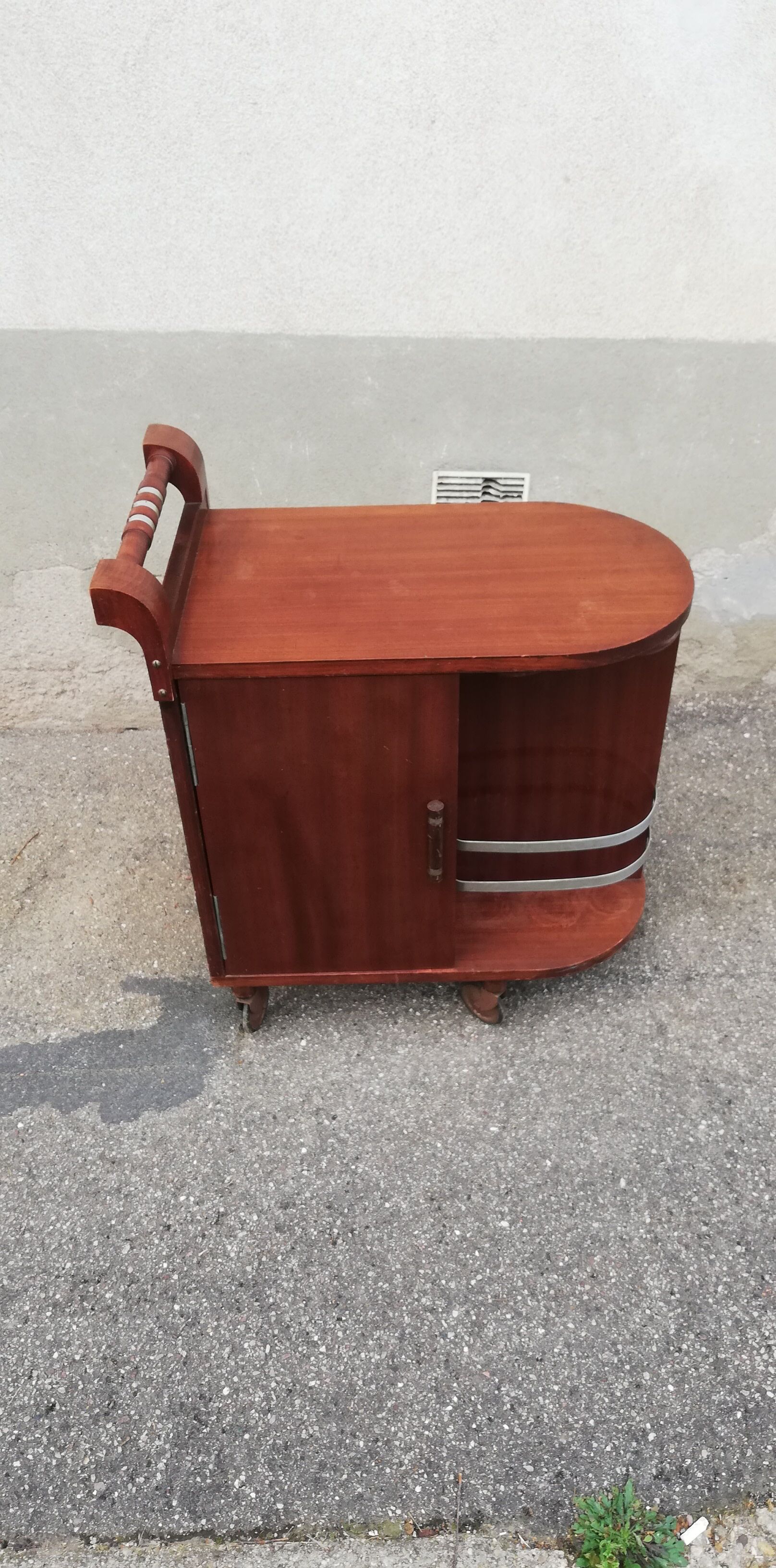 Bar on art deco wheels