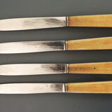 Set de 4 anciens couteaux de table inox et bakelite