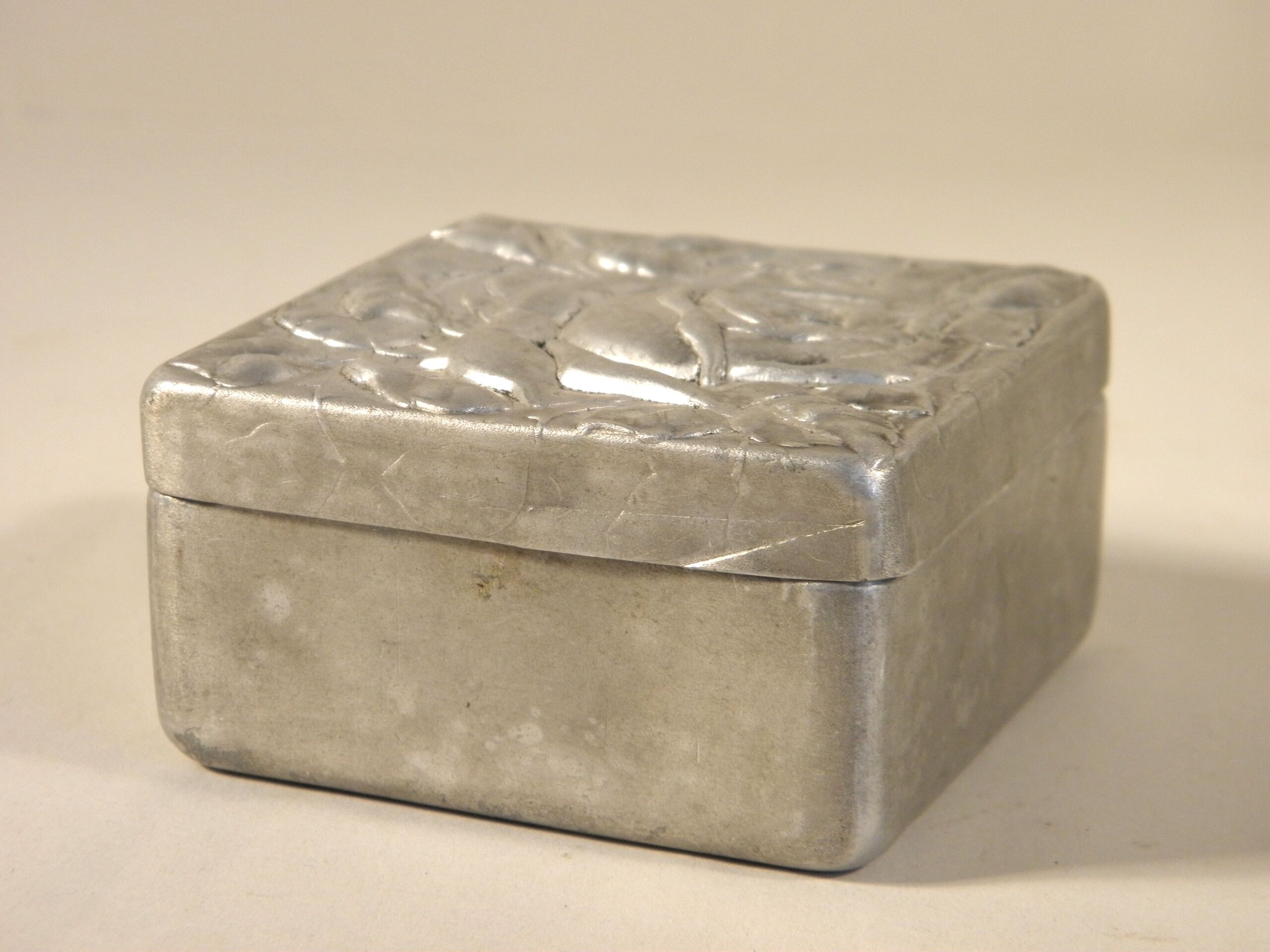 Metal box years 30 7 x 7 cm