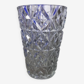 Small vase in chiseled vase