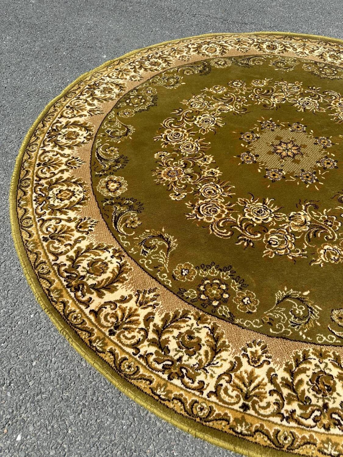 Round oriental rug