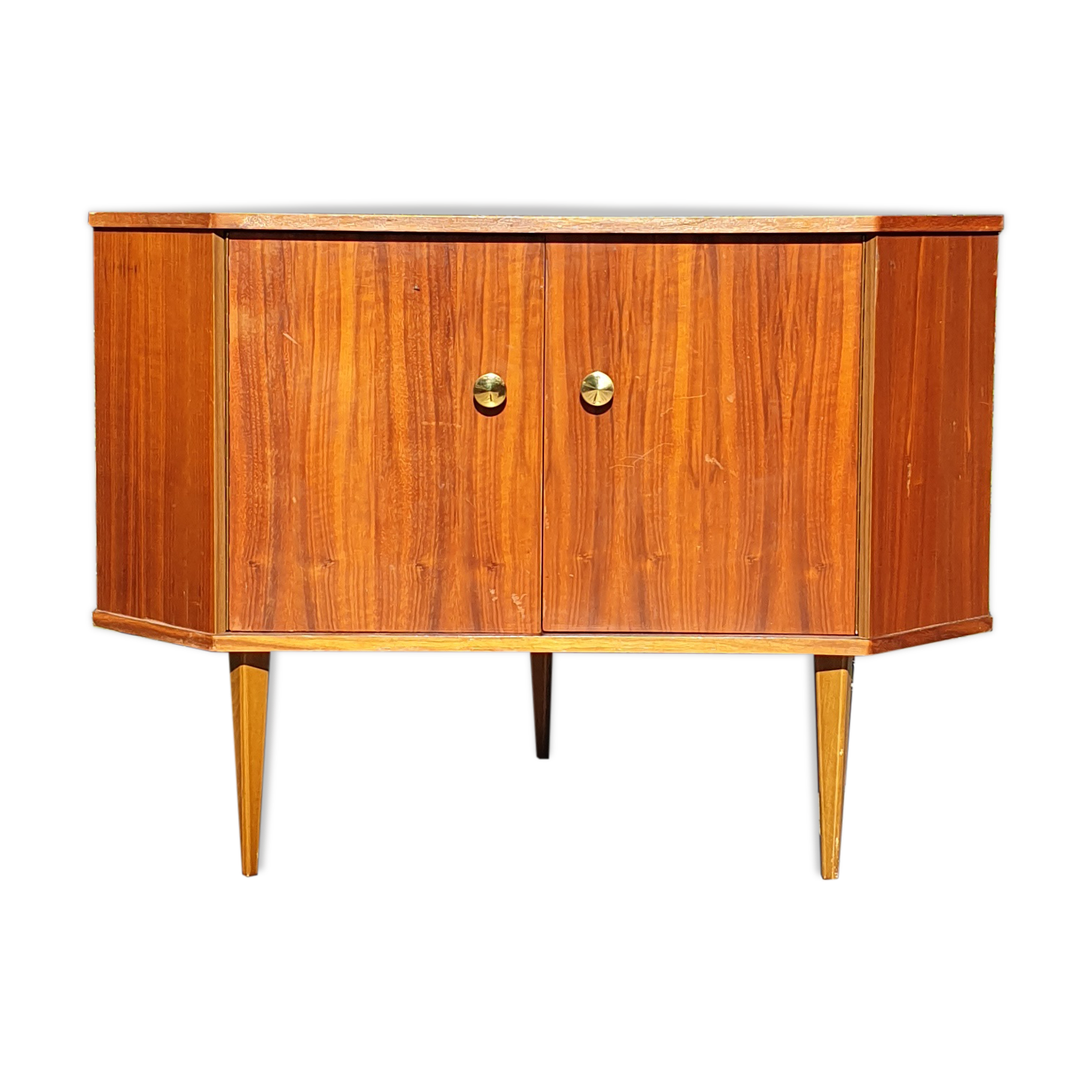 Corner cabinet