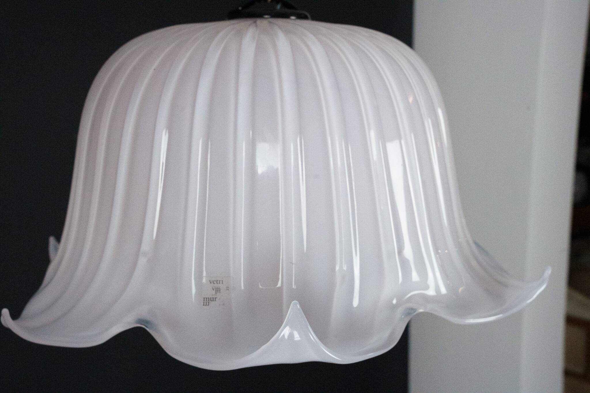 Large vintage flower-shaped chandelier in pink Murano glass, Italy 1980s.