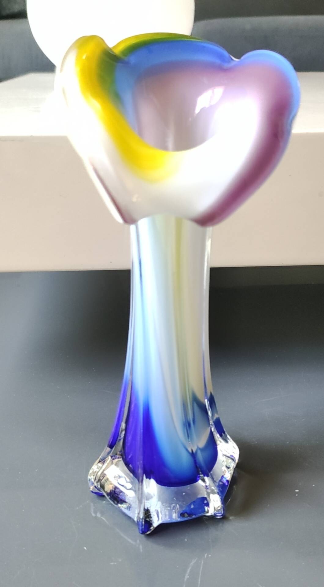 Vase design Fleur Arum. In blown art glass, Murano style. 21 cm.