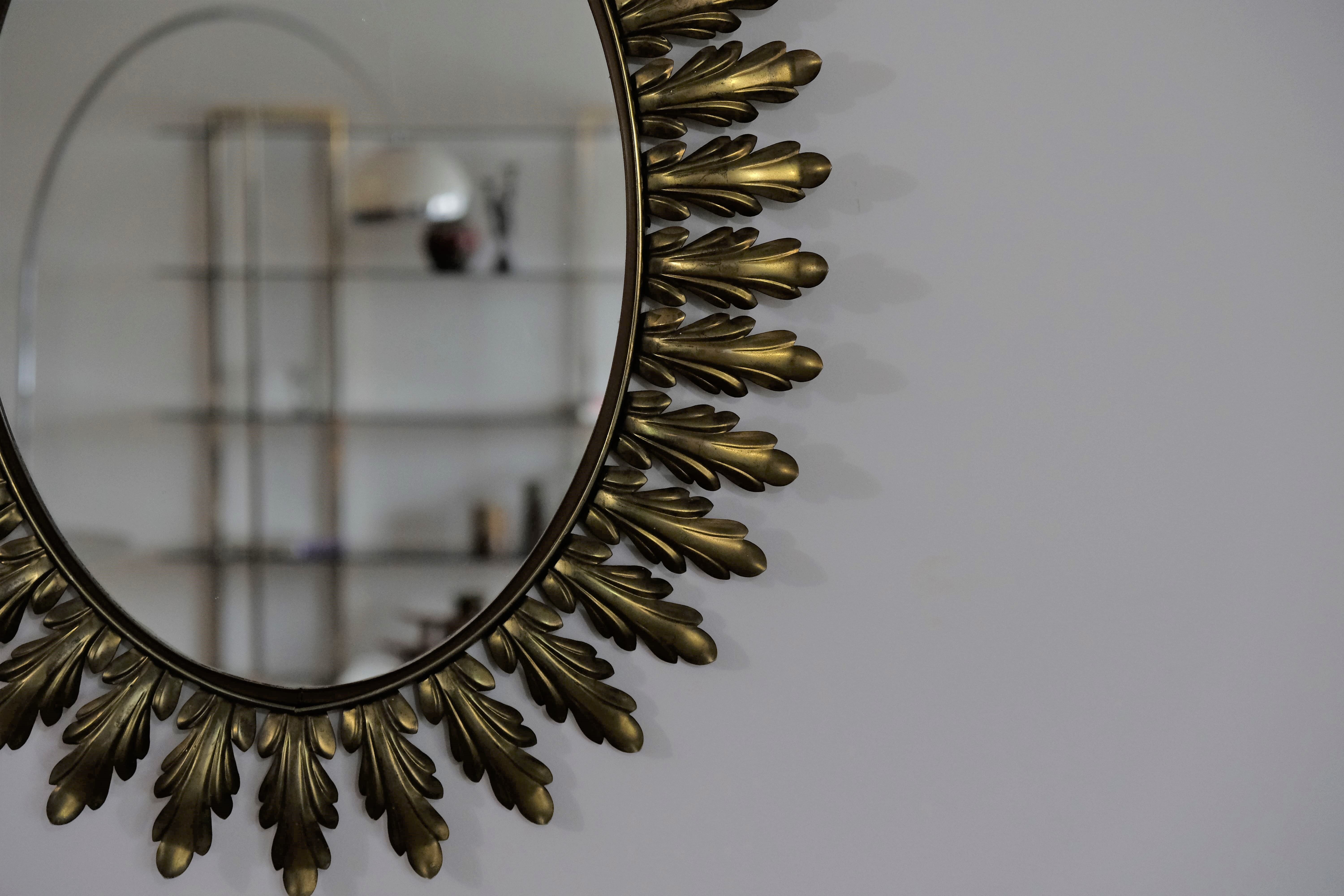 Oval mirror with golden metal acanthus leaves