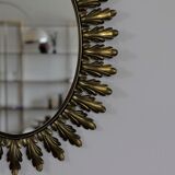 Miroir oval à feuilles d'acanthe en métal dorées