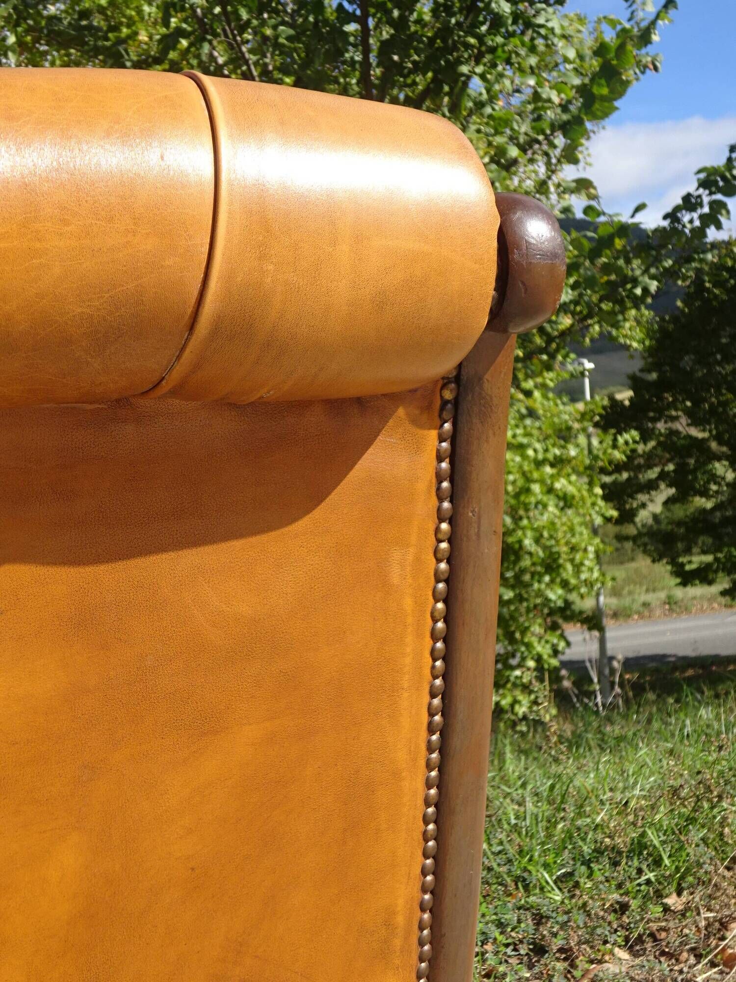 Fauteuils en bois et cuir capitonné, les 2