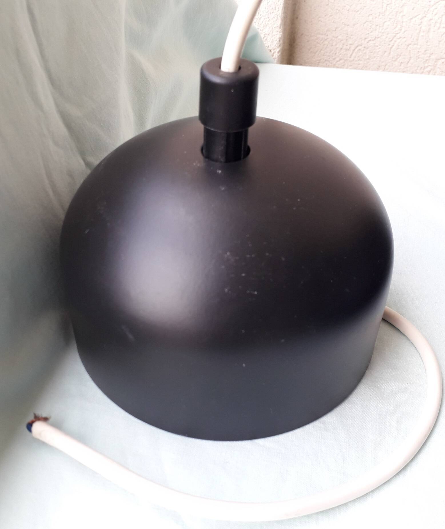 Black metal suspension