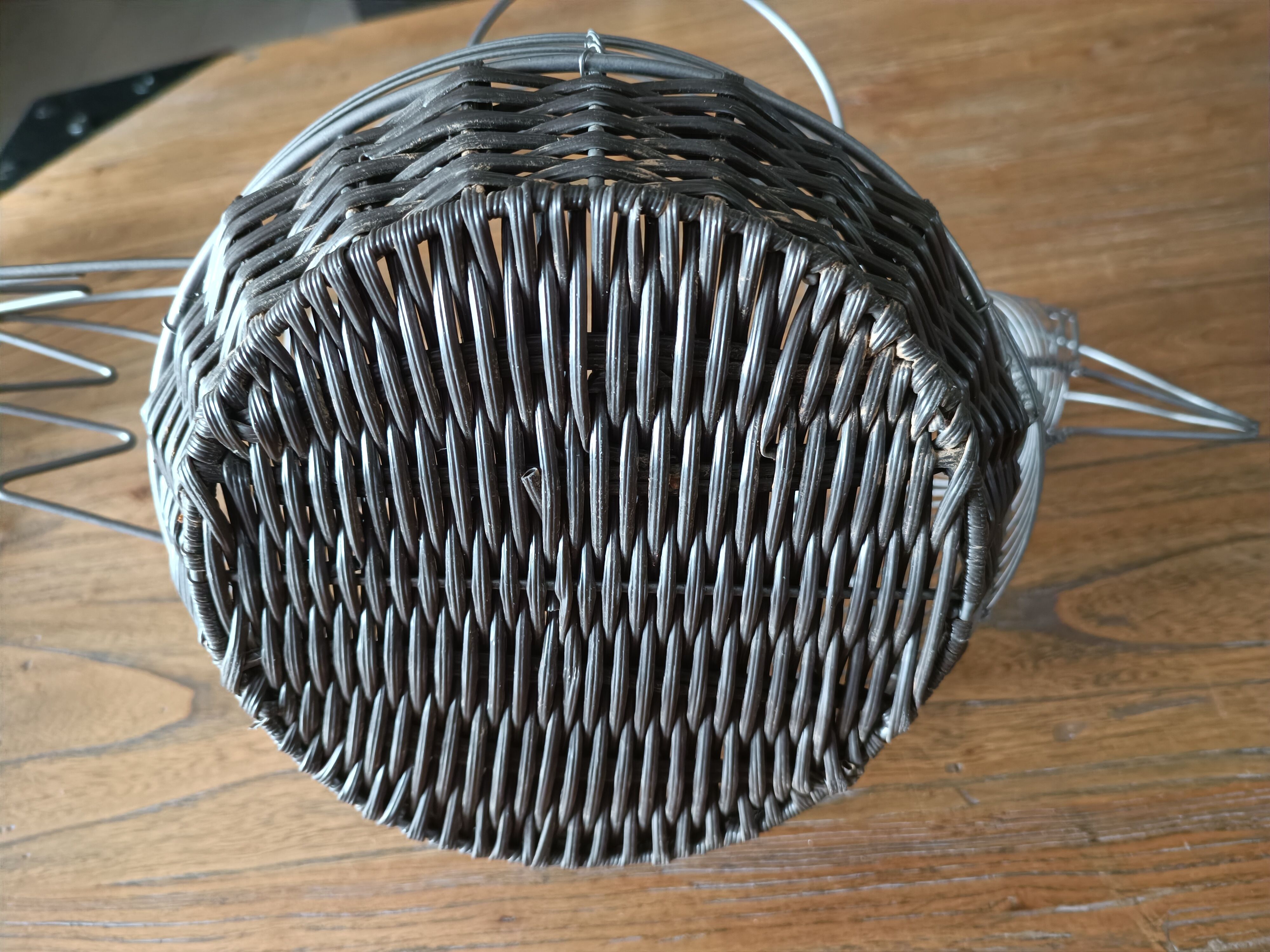 Egg basket wire and braiding