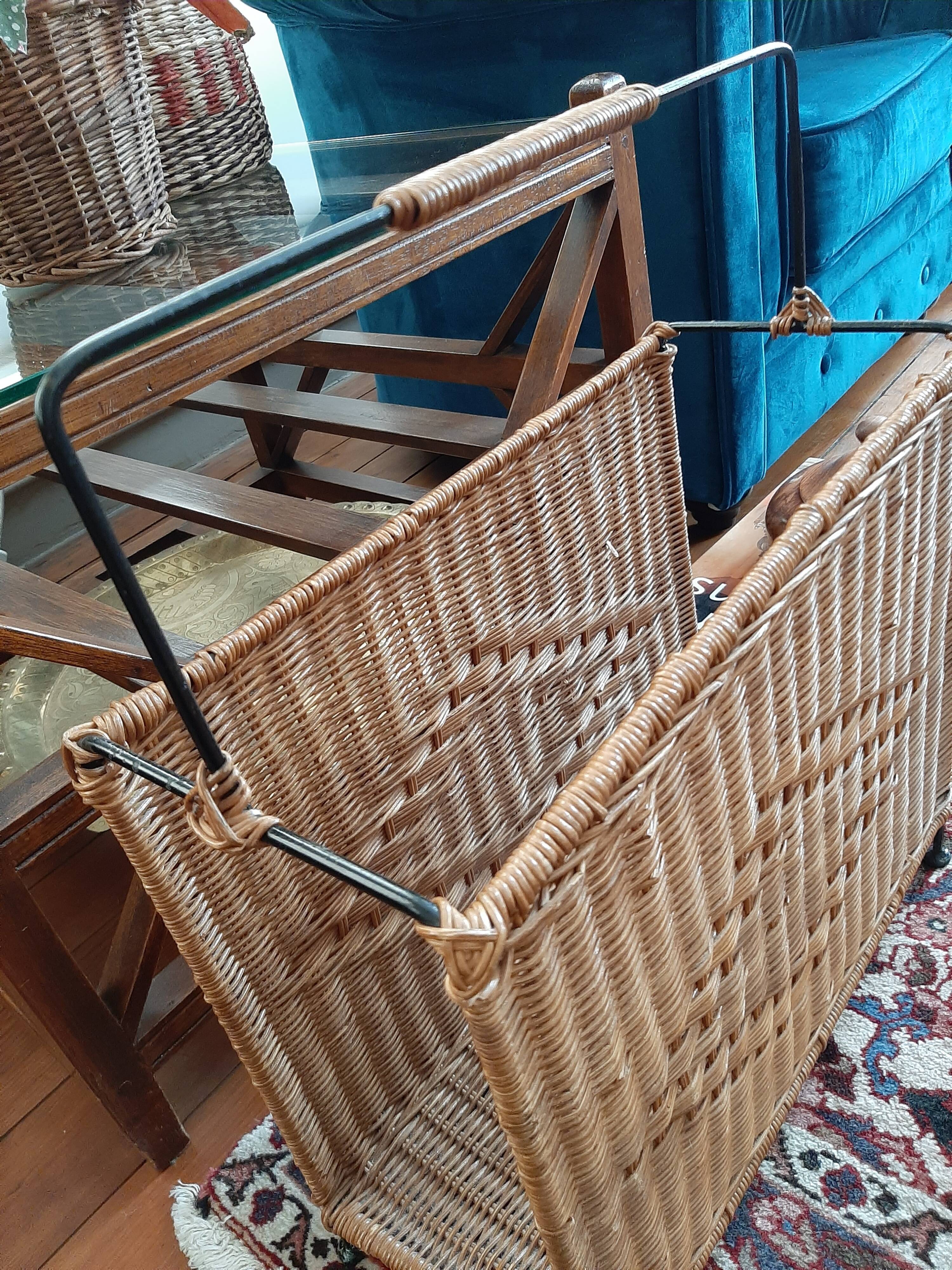 Door vintage rattan magazine