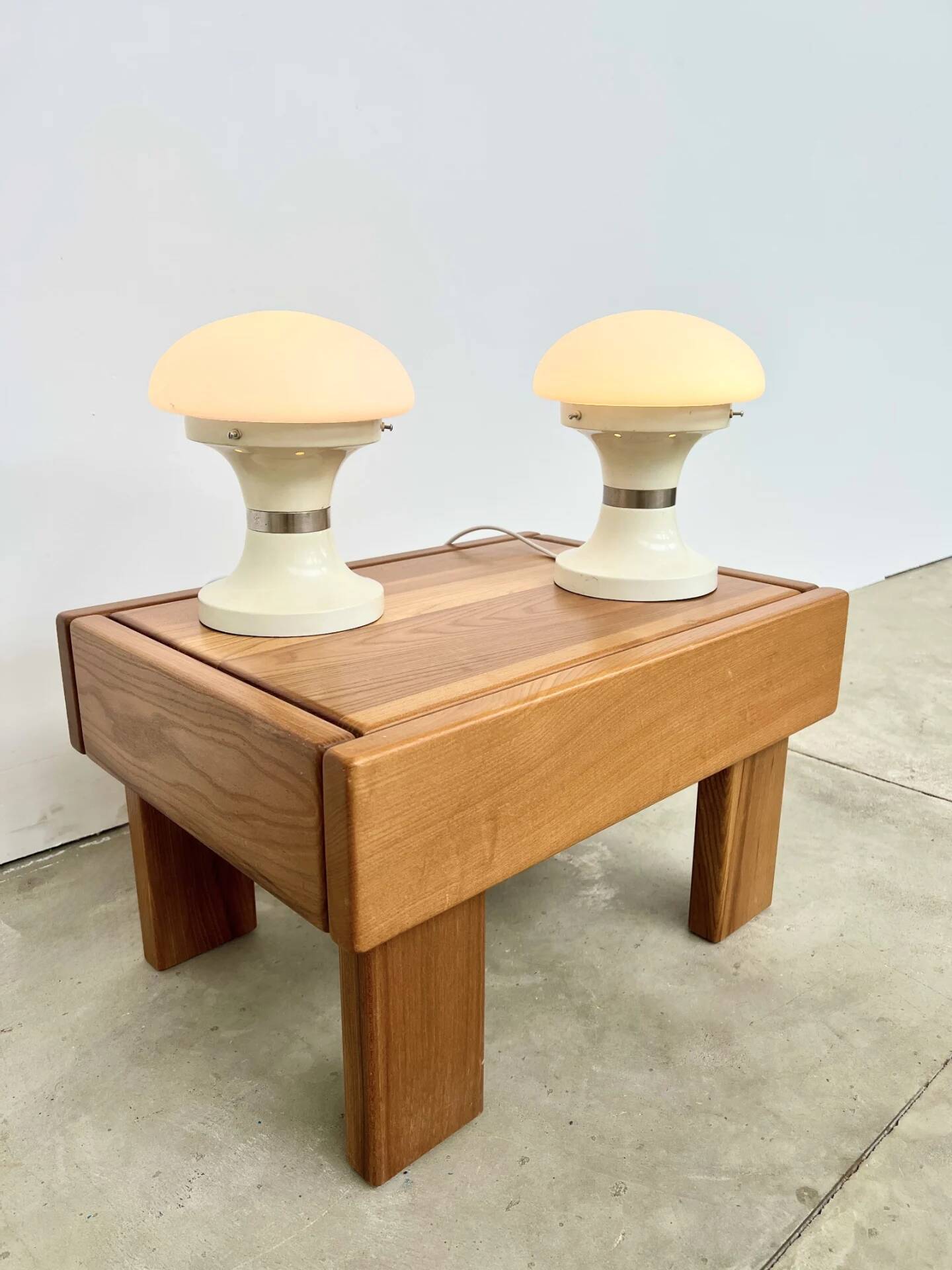 Paire de lampes champignon — Opaline blanche et métal laqué — Années 70