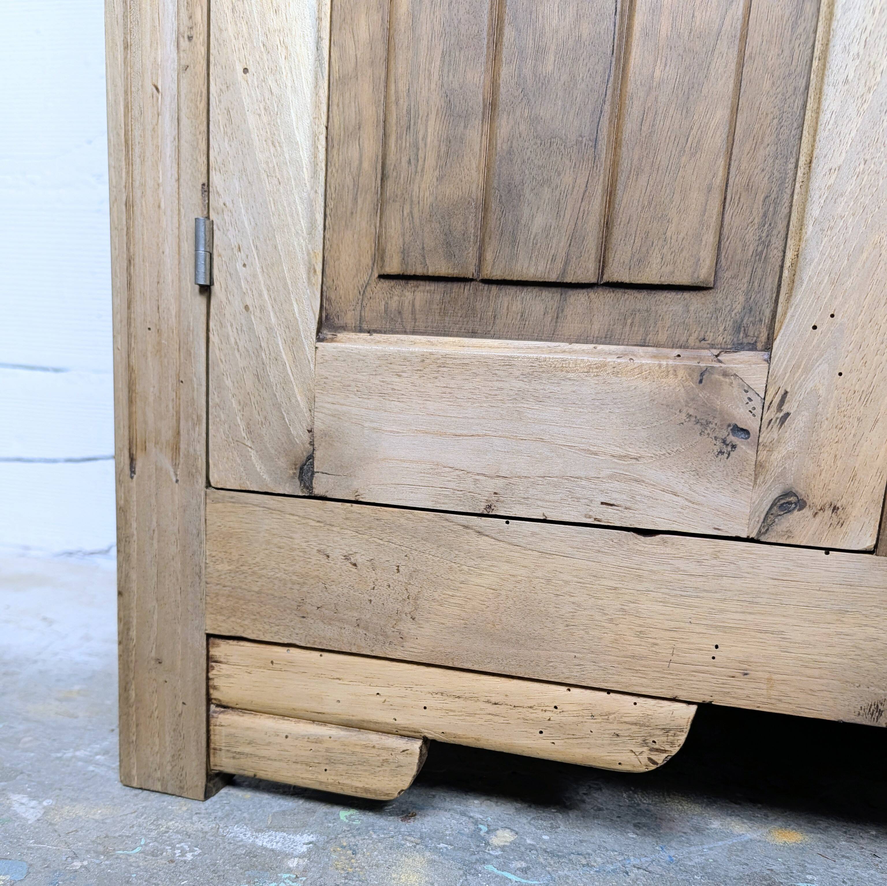 Buffet with 3 doors