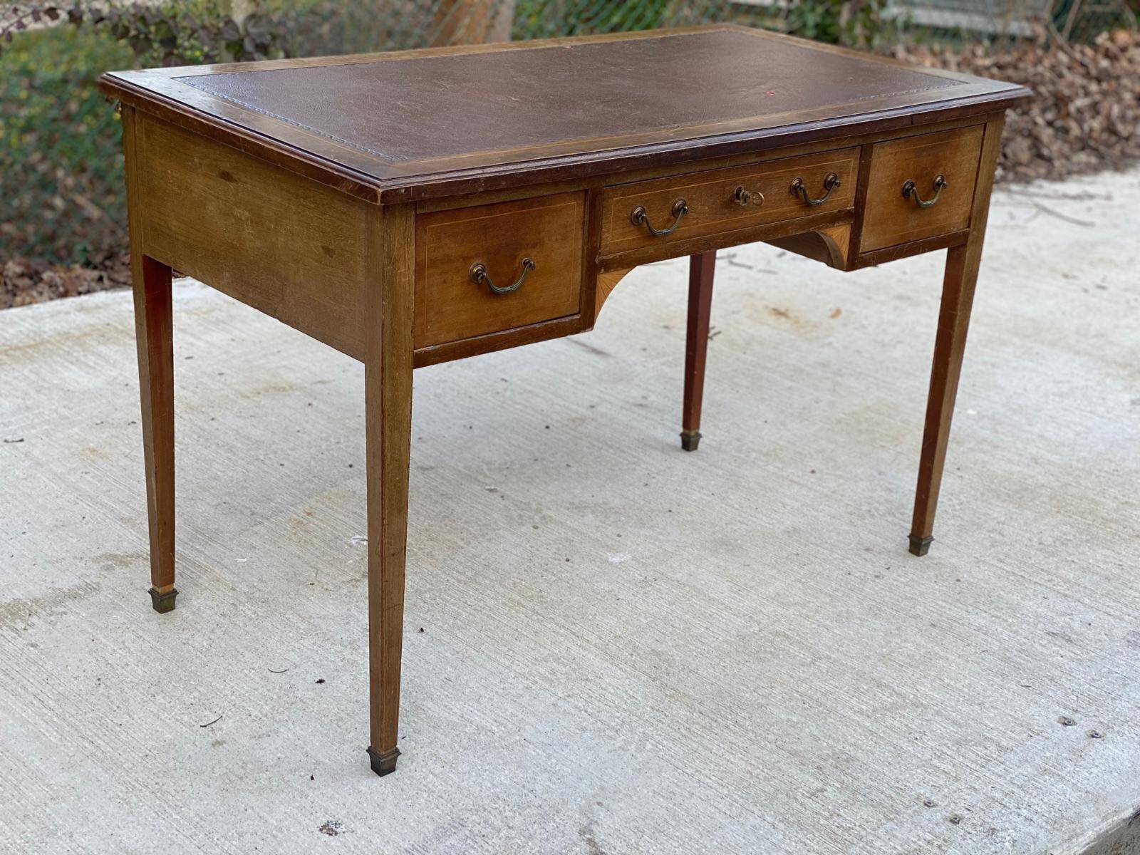 Louis XVI desk in solid wood and burgundy leather