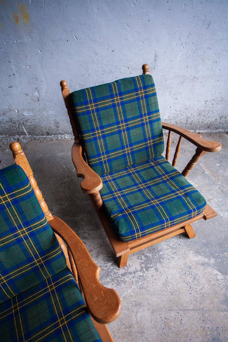Canapé 3 places en chêne style années 50, avec tissu à carreaux vert-bleu et accoudoirs à fuseaux tournés.
