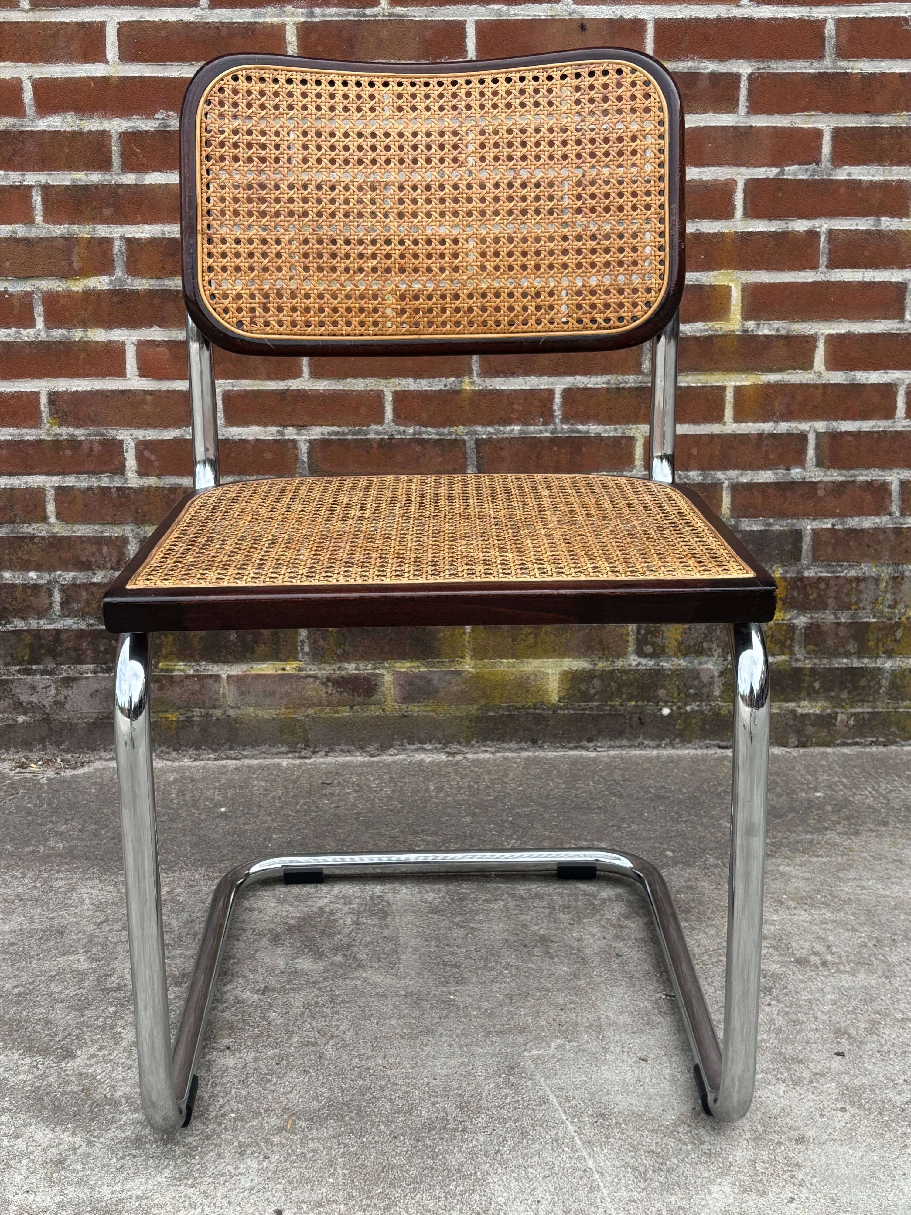 Ensemble de 4 chaises Cesca B32 conçues par Marcel Breuer, cadre marron foncé.