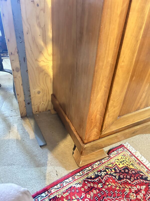 Homme debout, armoire 1 porte Louis Philippe