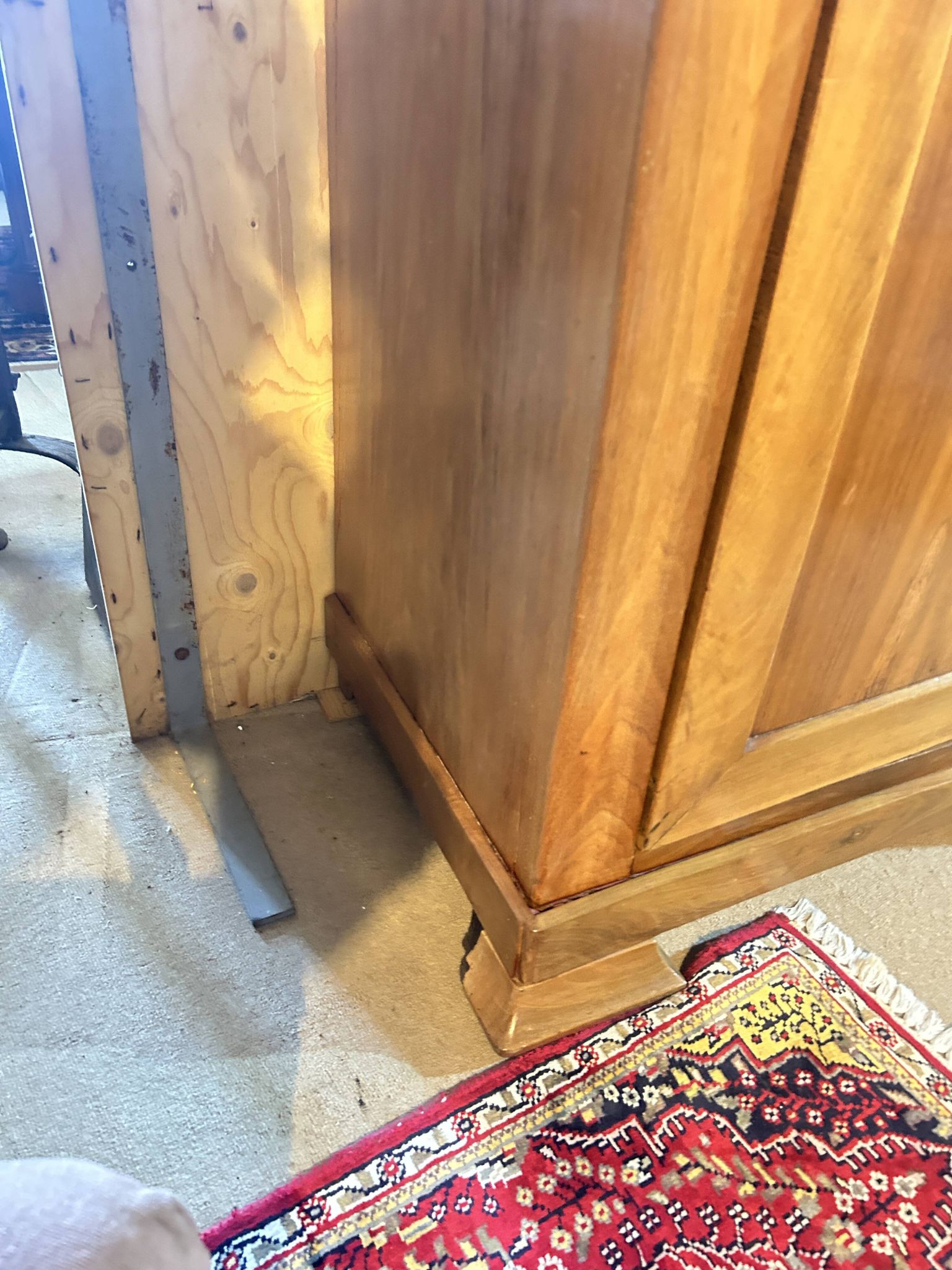 Homme debout, armoire 1 porte Louis Philippe