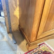 Homme debout, armoire 1 porte Louis Philippe