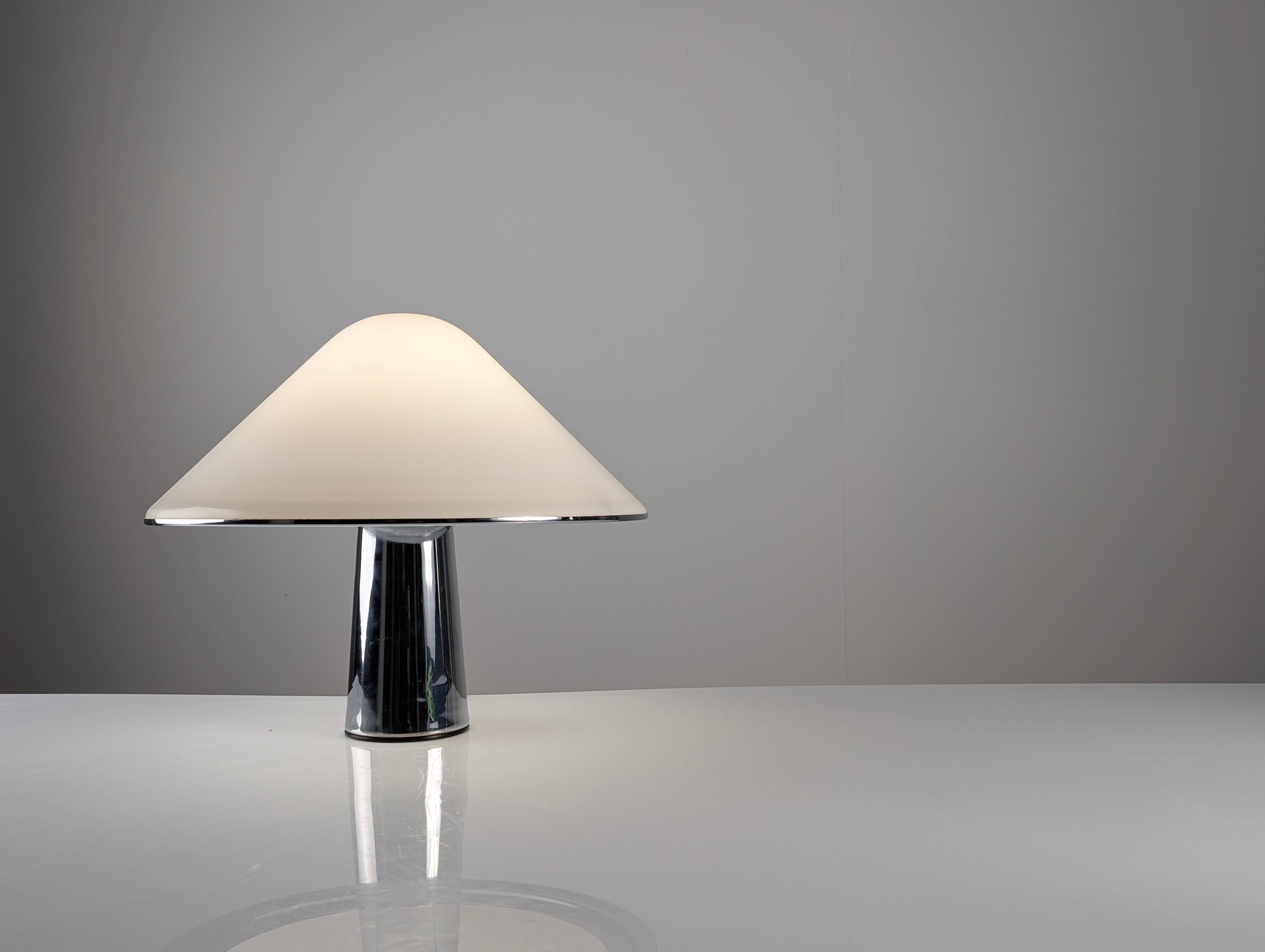 Lampe de table Elpis par Harvey Guzzini pour IGuzzini, années 1970.