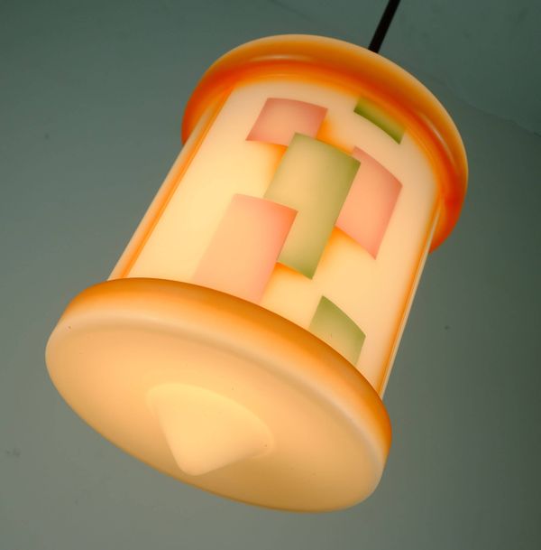 Lustre en verre art déco aérographe des années 1920-1930, design avant-gardiste.
