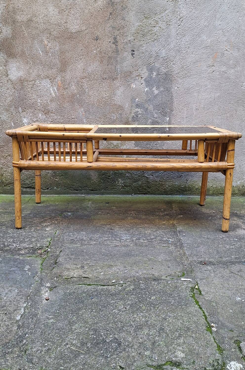 Table basse en rotin et verre fumé