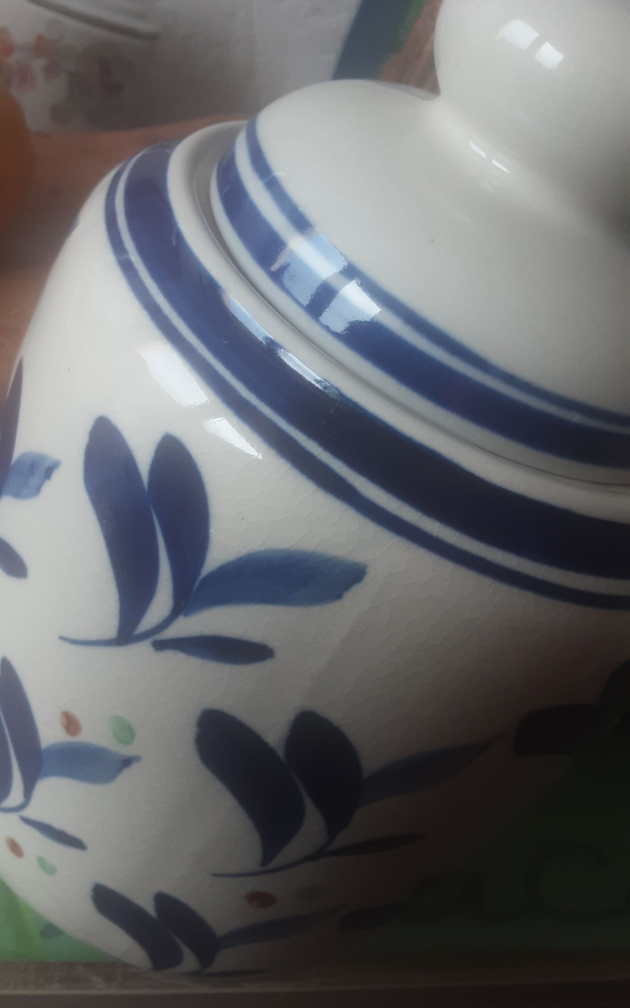 Lot decanter and cracked earthenware pot