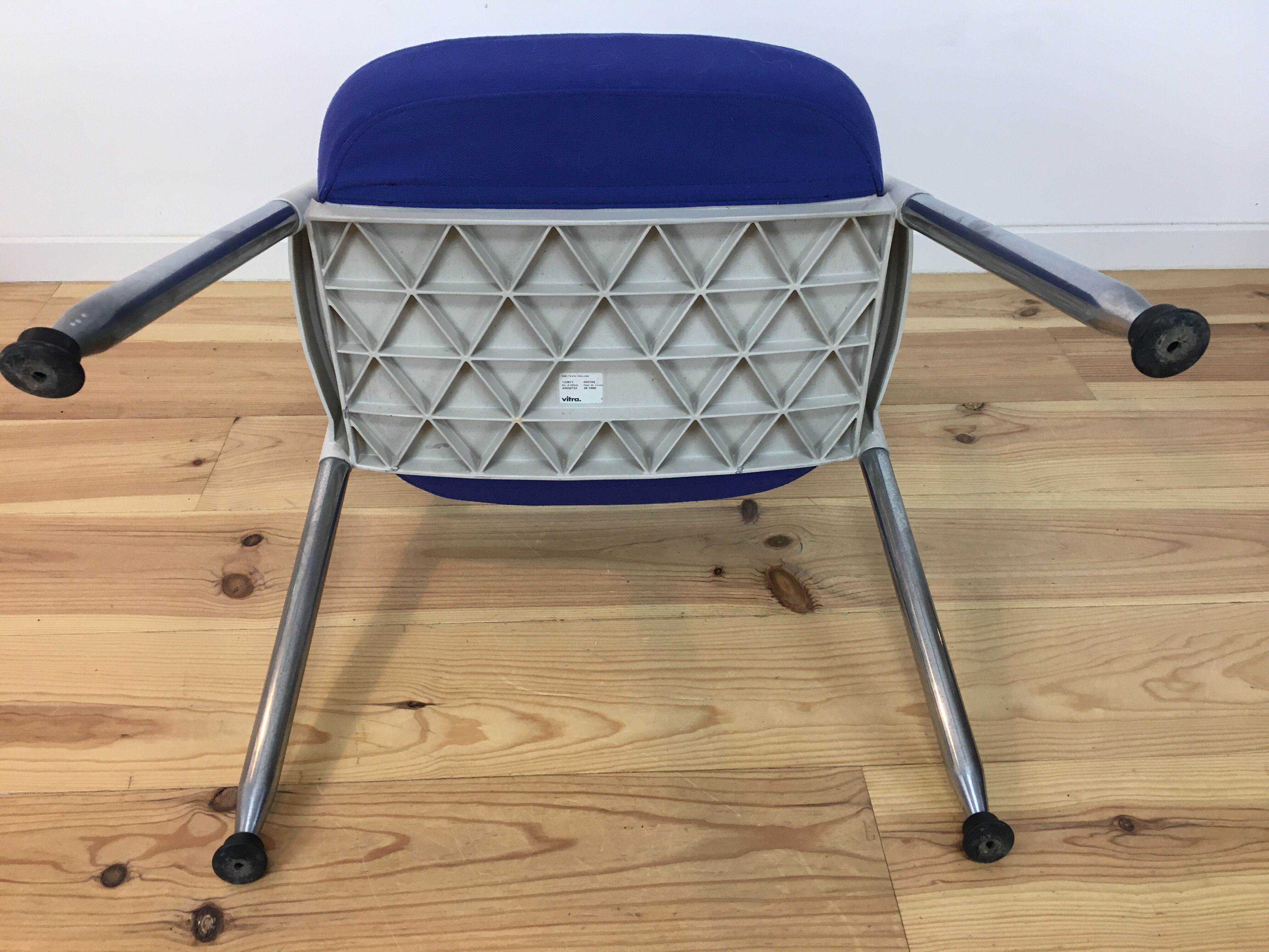 Chaise Vitra blanche et bleue