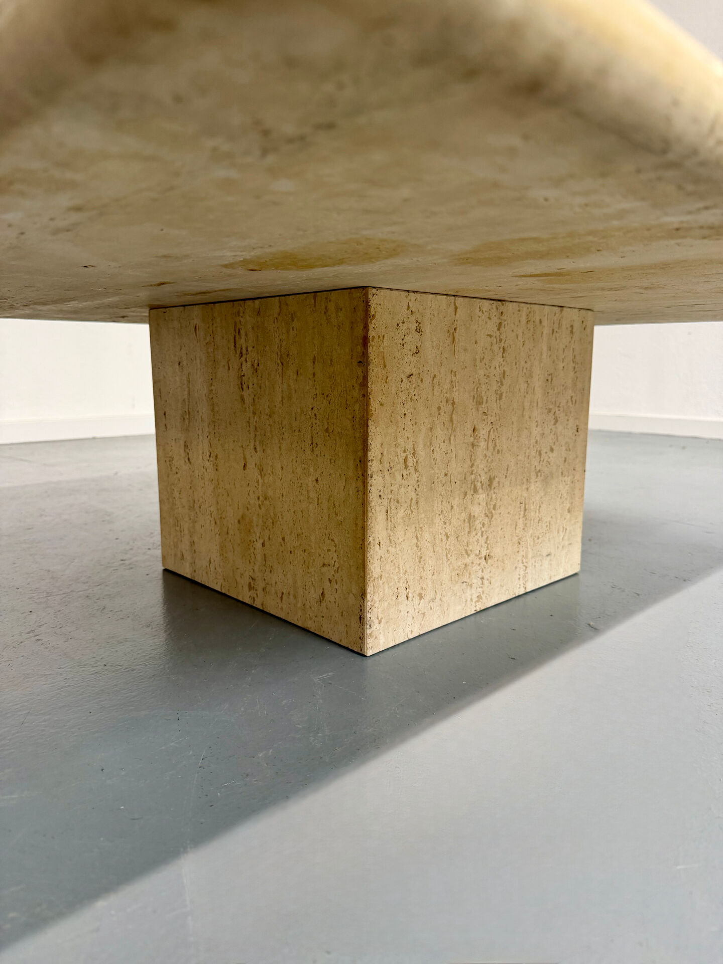 Italian coffee table in travertine, Roche Bobois edition, 70s/80s.