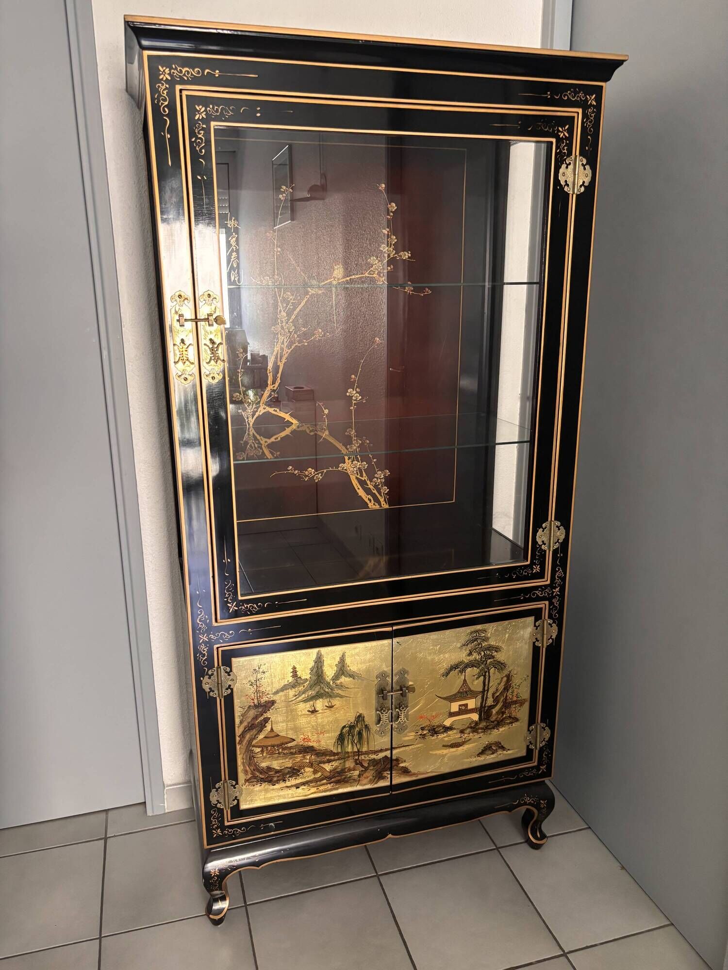 Large Asian Showcase in Black and Gold Lacquer - Display Cabinet