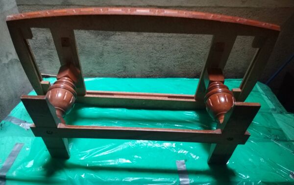 Grande table basse en marbre crème, piètement en bois de merisier massif