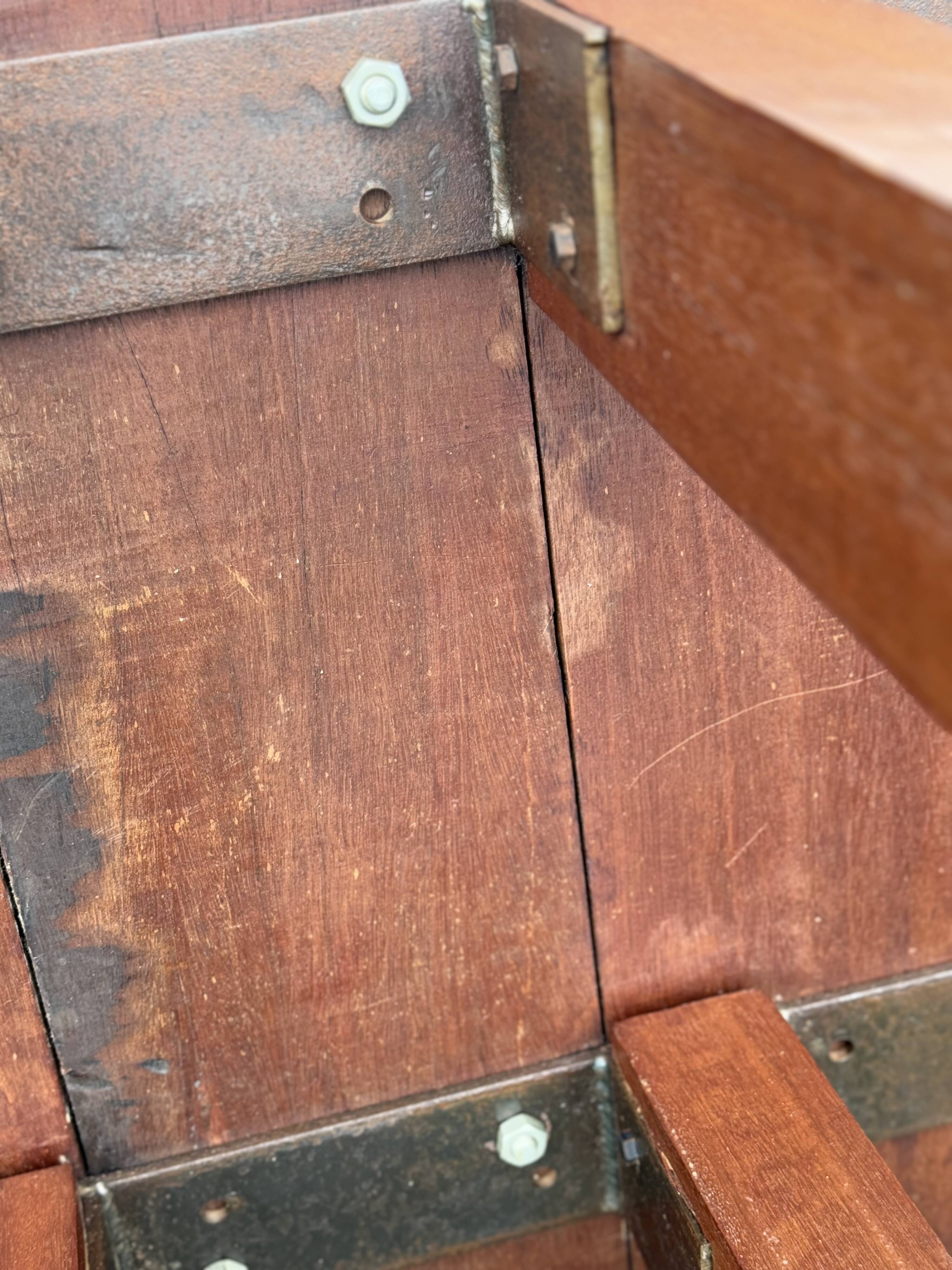 Table basse en bois brutaliste
