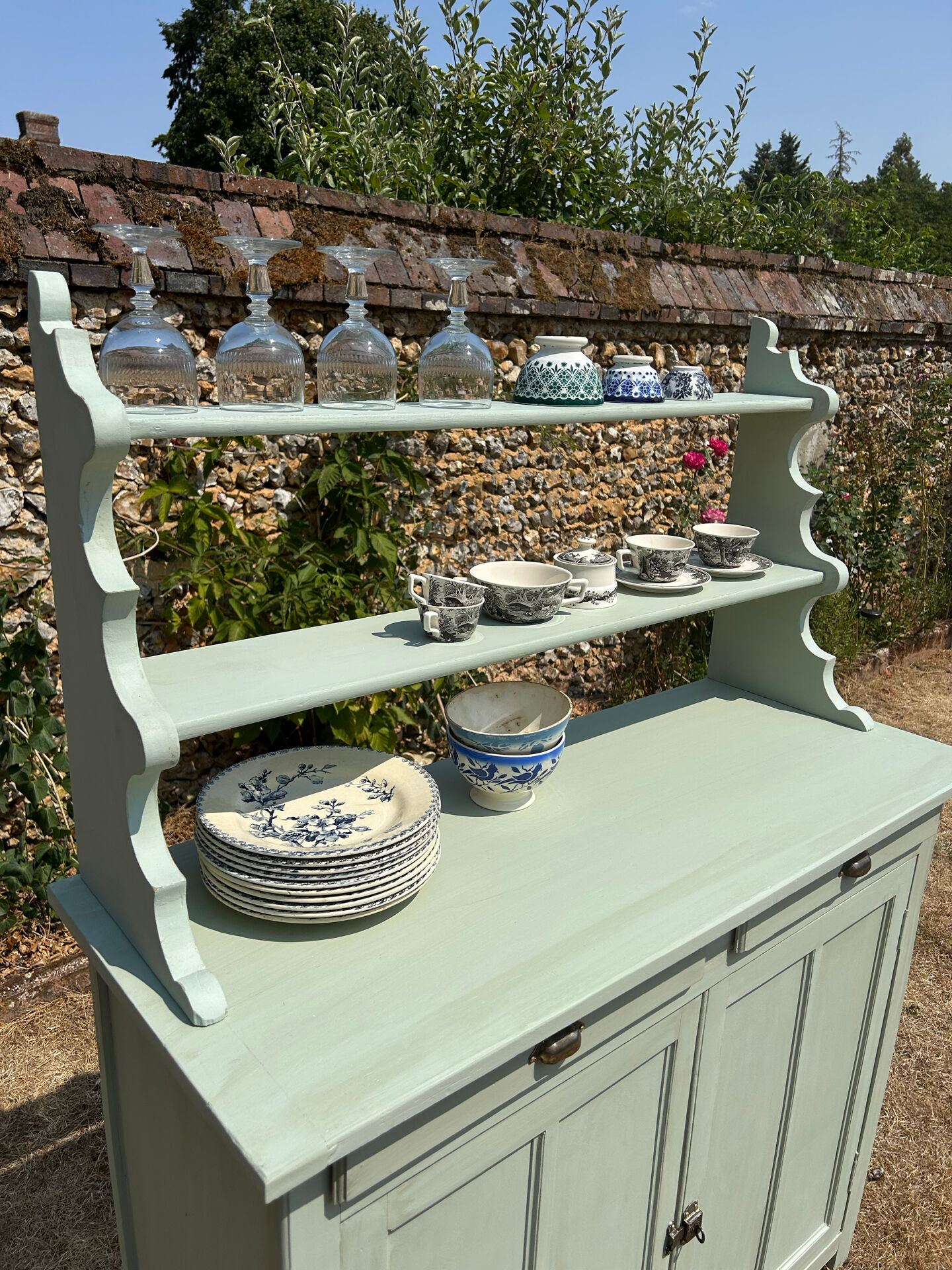 Buffet parisien vintage et son verrier vert d’eau