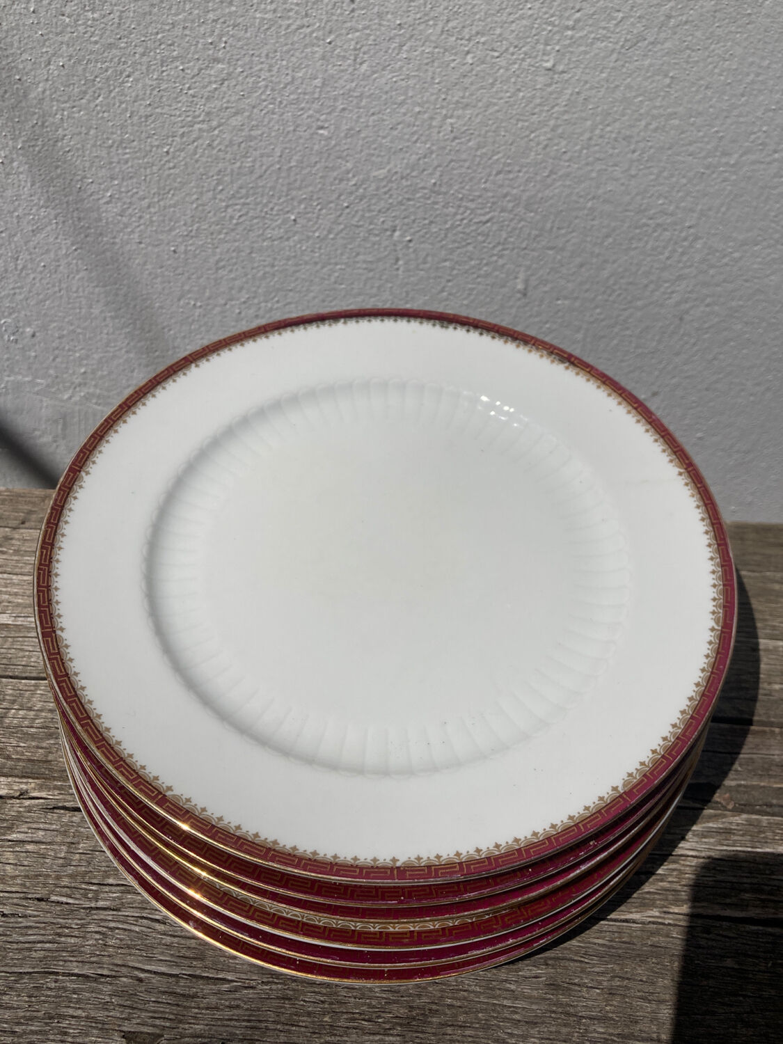 6 flat plates in gilded porcelain and burgundy