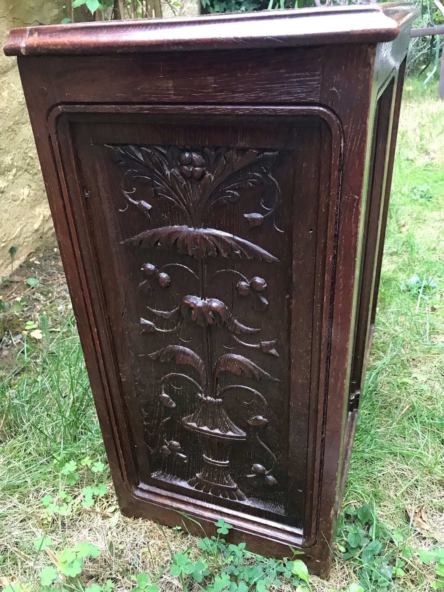 Coffre en bois sculpté et estampille a. dubois