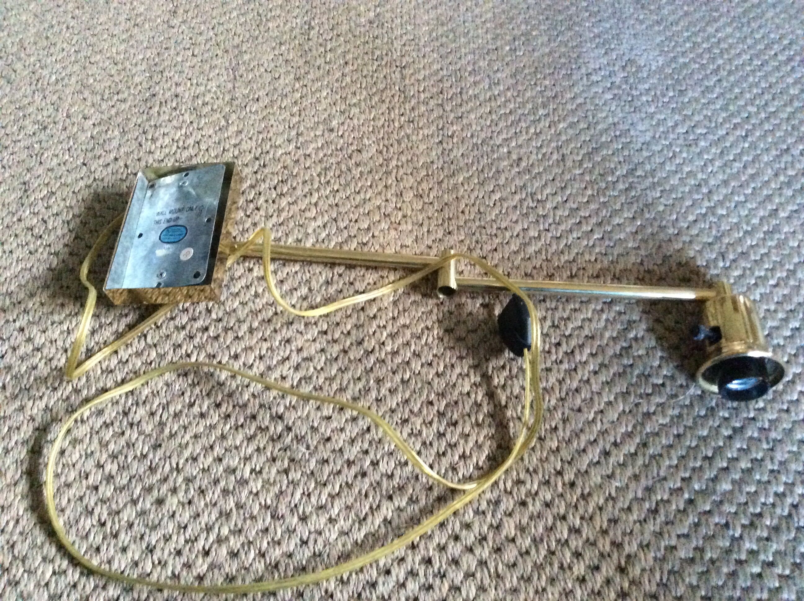 Wall lamp in gold metal