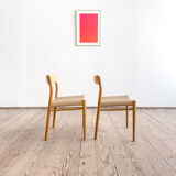 Paire de chaises de salle à manger modèle 75 par Niels O. Møller en chêne