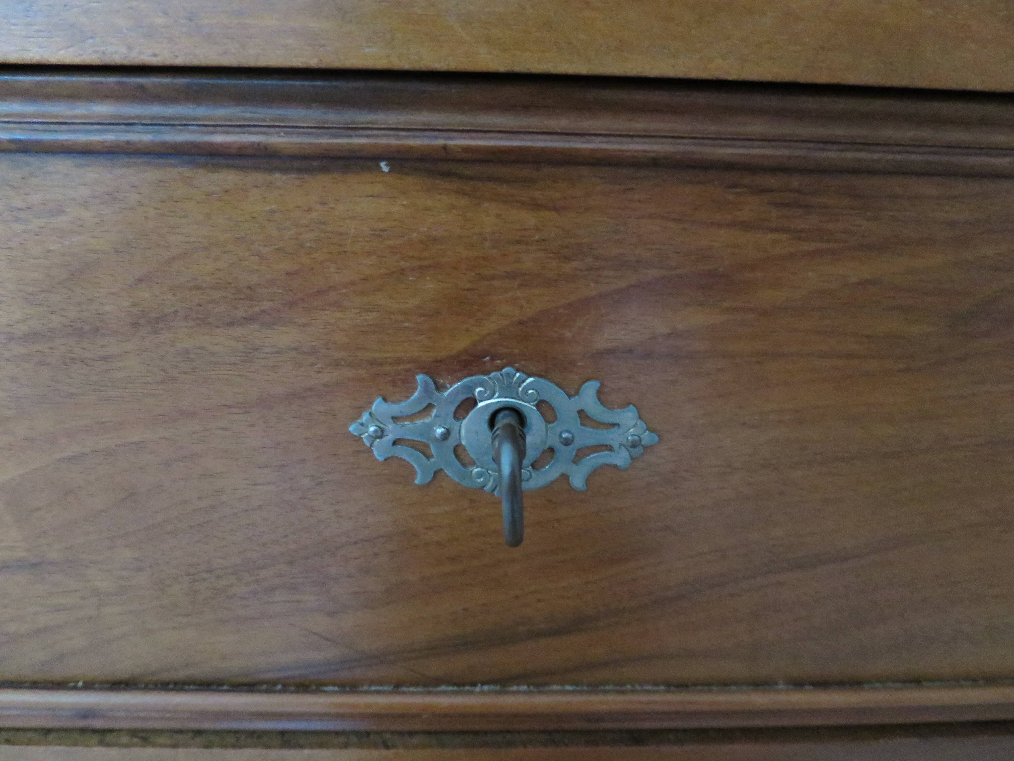 Rare - Pretty old chest of drawers with 4 drawers and 3 locks - In walnut - 1930