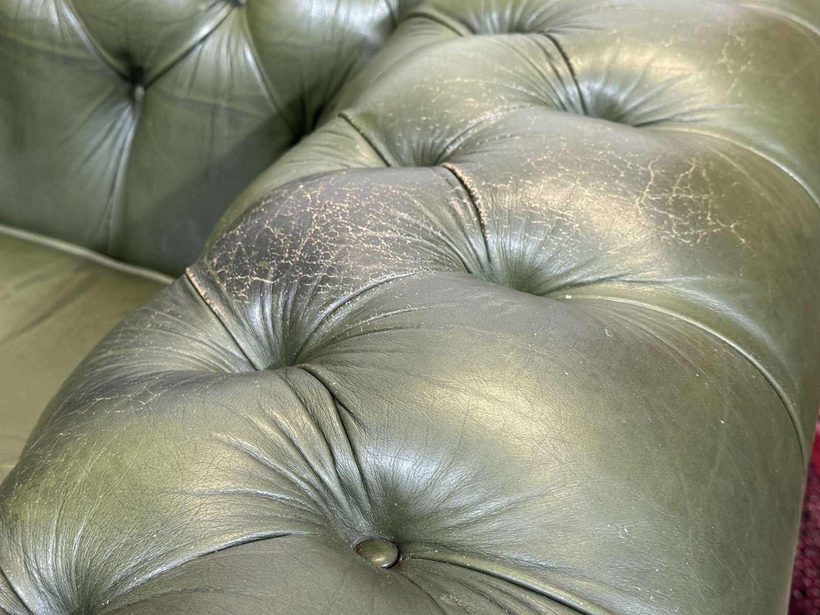 Chesterfield leather 3-seater sofa with mahogany legs - English craftsmanship