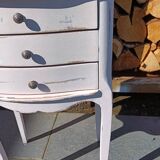 Small patinated vintage chest of drawers/bedside table