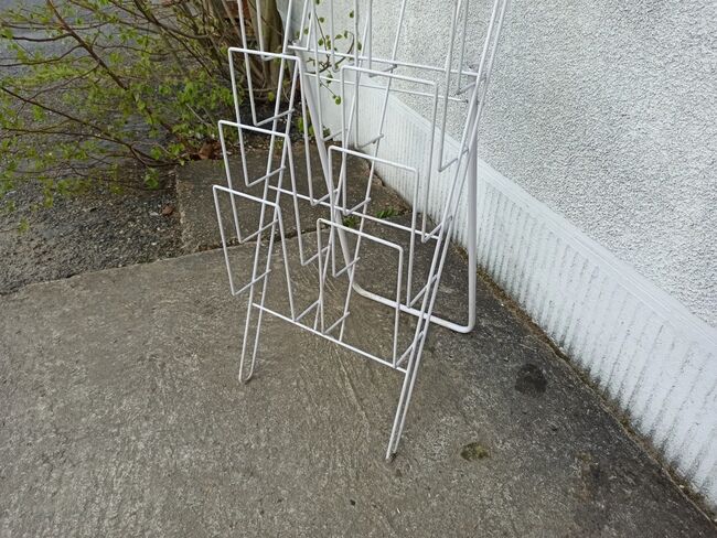 Newspaper and magazine display